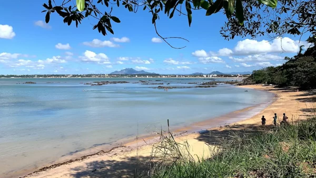 Praia de águas calmas no litoral de Serra